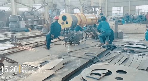 塔吊租赁公司环保问题曝光 露天喷漆与废弃桶敞口堆放,环评手续缺失