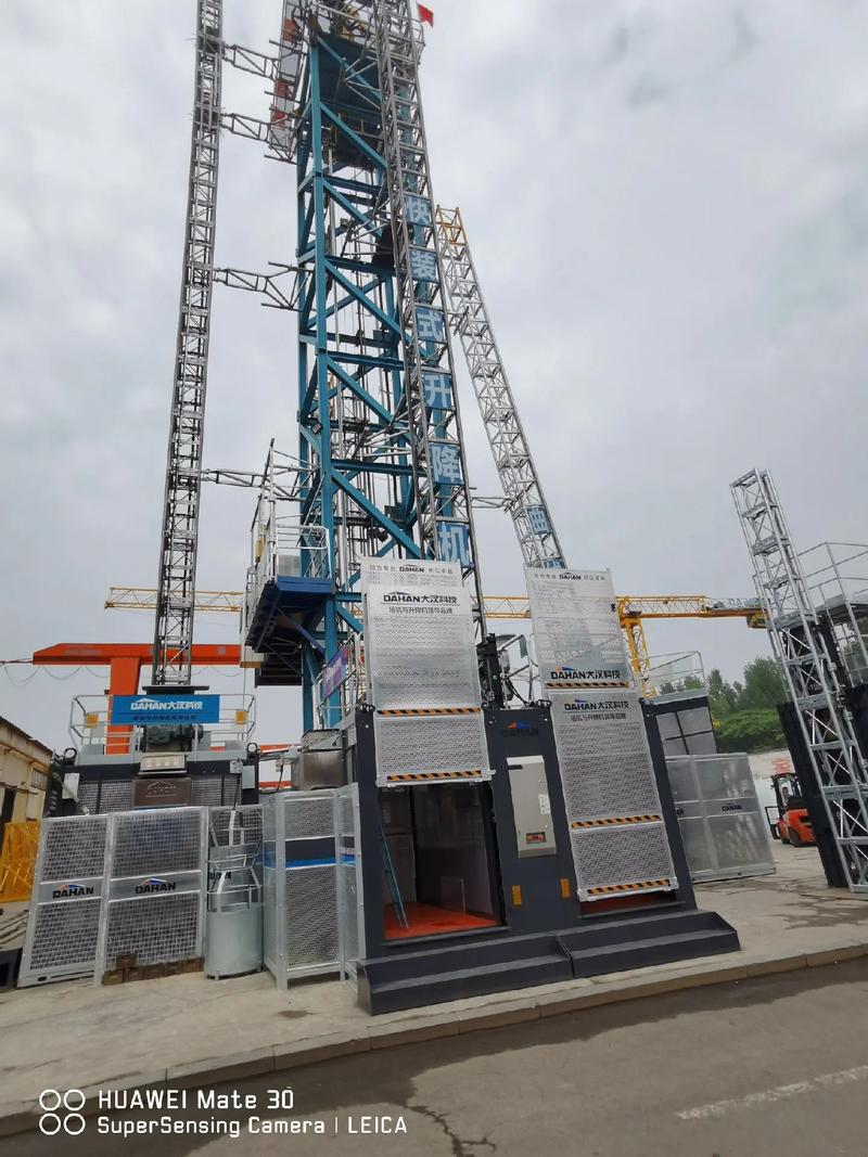 电梯、物料机与塔机租赁在工程建设中的关键作用